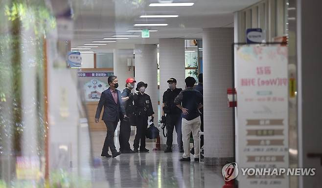흉기 난동에 폐쇄된 청주의 한 고등학교 (청주=연합뉴스) 천경환 기자 = 28일 학생 흉기 난동이 발생한 청주의 한 고등학교에서 경찰 등이 사고 상황을 파악하고 있다. 2025.4.28 kw@yna.co.kr