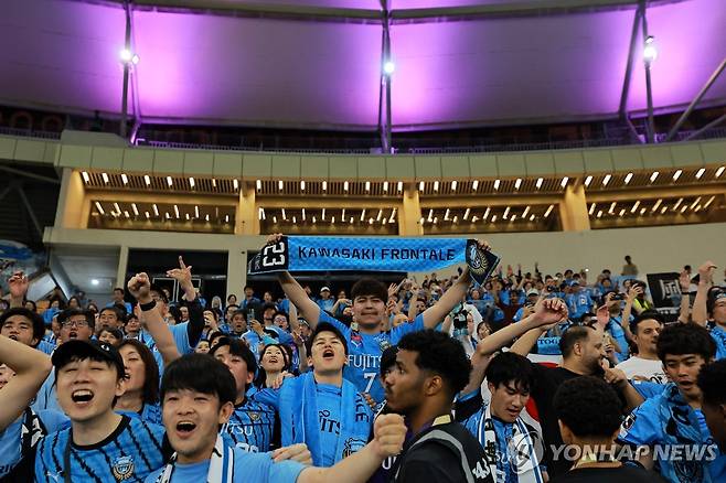 가와사키 팬들 [로이터=연합뉴스]