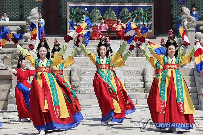 무용수들의 화려한 움직임 (서울=연합뉴스) 임화영 기자 = 28일 서울 종로구 경복궁에서 궁중 일상을 재현한 '시간여행, 세종' 공연이 펼쳐지고 있다. 2025.4.28 hwayoung7@yna.co.kr