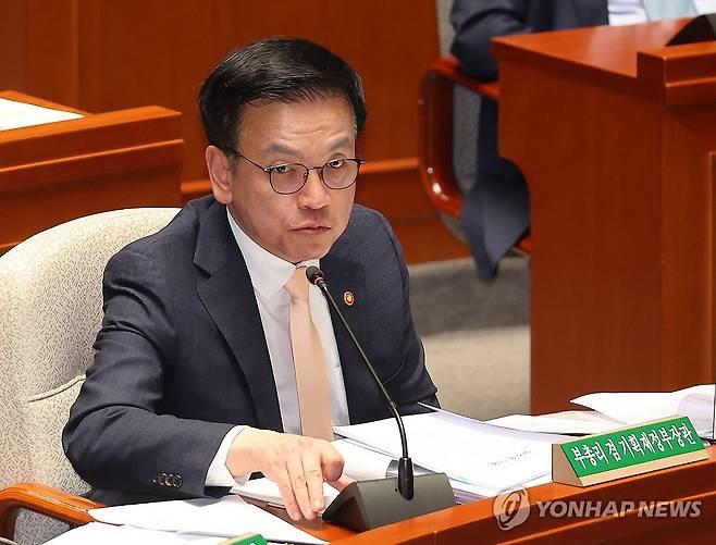 답변하는 최상목 경제부총리 (서울=연합뉴스) 박동주 기자 = 28일 서울 여의도 국회에서 추가경정예산(추경)안을 심사하는 종합정책질의 등을 위해 열린 국회 예산결산특별위원회 전체회의에서 최상목 경제부총리 겸 기획재정부 장관이 질의에 답변하고 있다. 2025.4.28 pdj6635@yna.co.kr