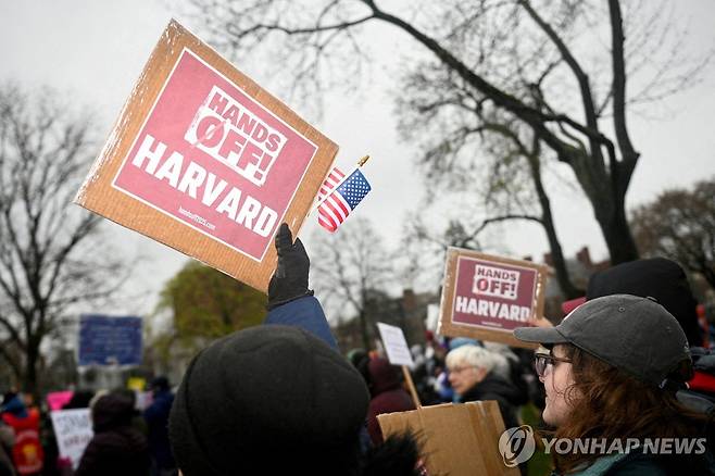 하버드대 정책에 대한 정부 개입을 반대하는 시위대 [로이터 연합뉴스 자료사진 재판매 및 DB 금지]
