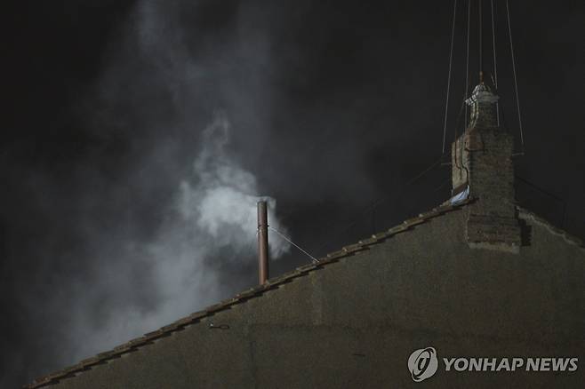 2013년 콘클라베 당시 시스티나 대성당 굴뚝에서 솟구치는 흰색 연기 [AFP 연합뉴스 자료사진. 재판매 및 DB 금지]