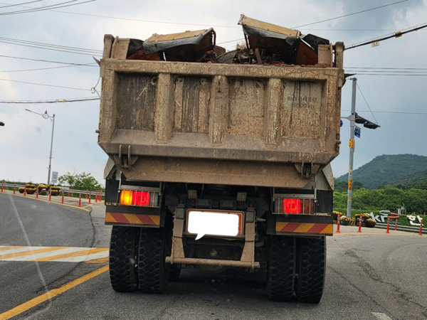 도로를 질주하는 대형 덤프트럭 [사진=한의동 기자]