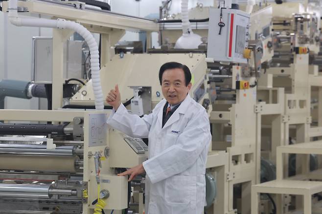 실험실에서 연구활동을 하고 있는 강운태 광주과학기술원 명예석좌교수. /임문철 기자 35mm@namdonews.com