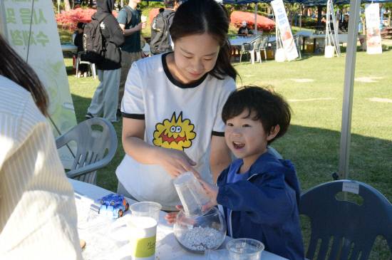 지난 28일부터 이틀간 경상국립대 가좌캠퍼스 중앙도서관 옆 잔디광장에서 진행된 '창업동아리 체험활동 전시회'에서 한 어린이가 체험활동을 하고 있다.