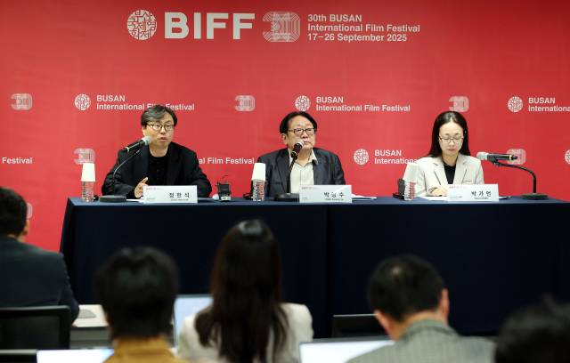 부산국제영화제 정한석 신임 집행위원장과 박광수 이사장, 박가언 수석프로그래머(왼쪽부터)가 29일 오전 부산 해운대구 영화의전당에서 기자간담회를 열고 올해 30주년을 맞은 영화제의 세부 변화에 대해 설명하고 있다. 정종회 기자 jjh@