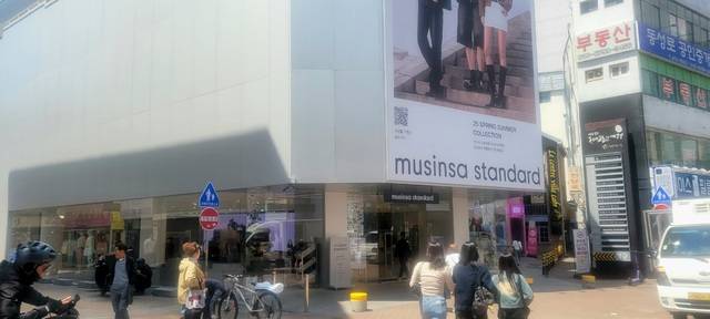 침체된 대구 동성로가 국내외 SPA(제조·직매형 의류) 브랜드들의 격전지로 다시 떠오를 지 관심이 쏠리고 있다. 사진은 무신사 스탠다드 동성로점 모습. 권영진 기자