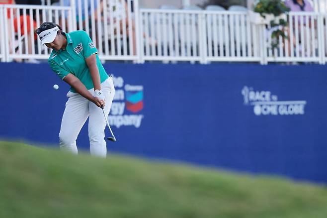 유해란이 18번홀 그린 밖에서 어프로치 샷을 하고 있다. (사진=AFPBBNews)