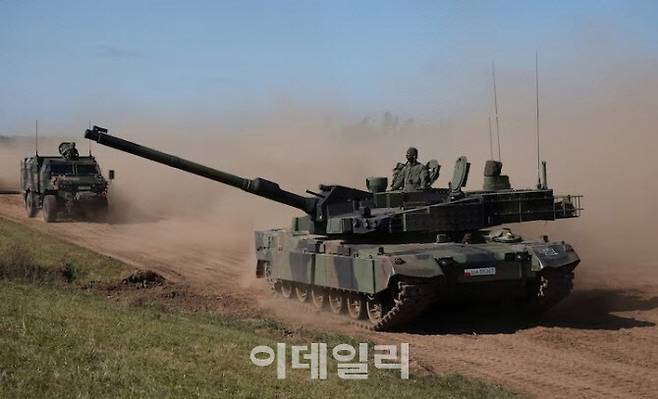 2023년 9월 16일 폴란드 오르지스 인근 베모보 피스키의 사격장에서 연례 포병 쇼 ‘가을의 불 23’에 앞서 시험 훈련에서 폴란드 군인들이 한국산 K2 탱크를 타고 있다.[AFP제공]