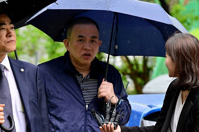 지난 22일 오전 최근 보석으로 풀려난 정치 브로커 명태균 씨가 경남 창원시 성산구 창원지방법원에서 열린 제4차 공판에 출석하며 취재진 질문에 답하고 있다. (사진=뉴시스)