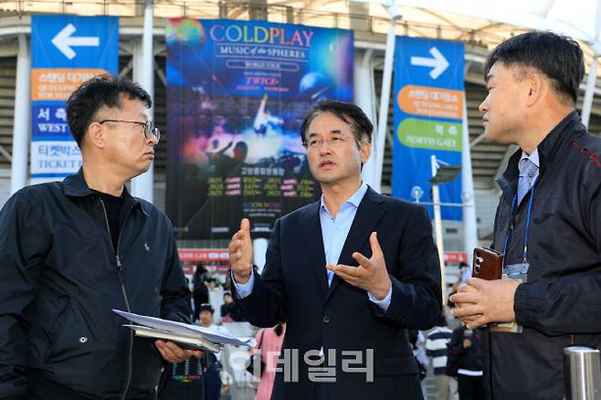 이동환 시장(가운데) 등 시 관계자들이 콜드플레이 내한공연을 앞두고 콘서트장을 점검하고 있다.(사진=고양특례시 제공)