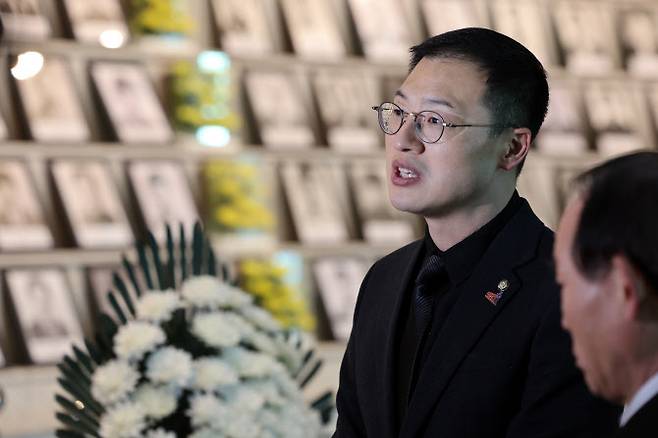 24일 오전 광주 북구 국립 5·18 민주묘지에서 국민의힘 김상욱 의원이 유영봉안소 내부를 둘러보고 있다.(사진=연합뉴스)