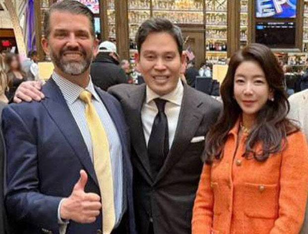 정용진 신세계그룹 회장과 부인 한지희 여사가 지난 1월 18일(현지시간) 미국 워싱턴DC에서 트럼프 주니어를 만난 모습 (사진=신세계그룹)