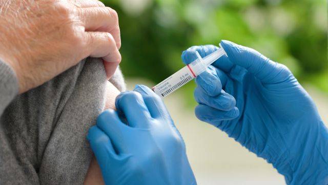 백신을 한 쪽 팔에 계속 맞아야 효과가 좋다|출처: 클립아트코리아