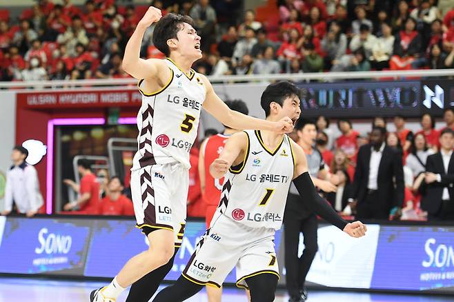 창원 LG 양준석(왼쪽)과 유기상