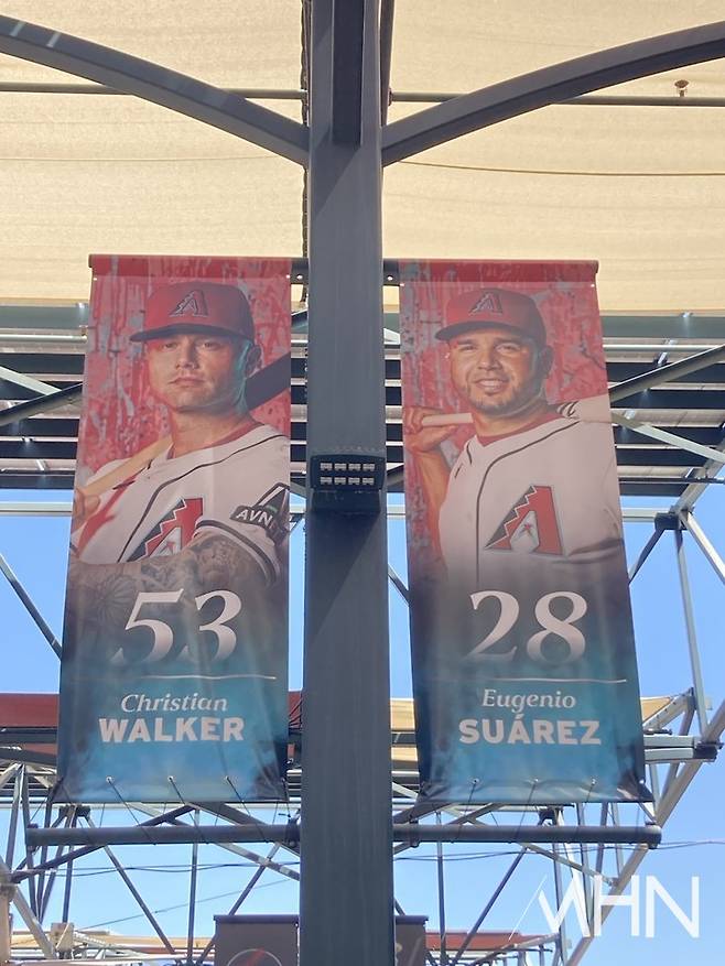 (애리조나 홈구장 '체이스 필드' 외부에 걸려있는 대형 수아레즈(오른쪽) 사진배너)