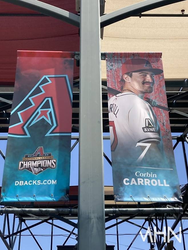 (애리조나 홈구장 '체이스 필드' 외부에 걸려있는 대형 캐롤 사진배너)