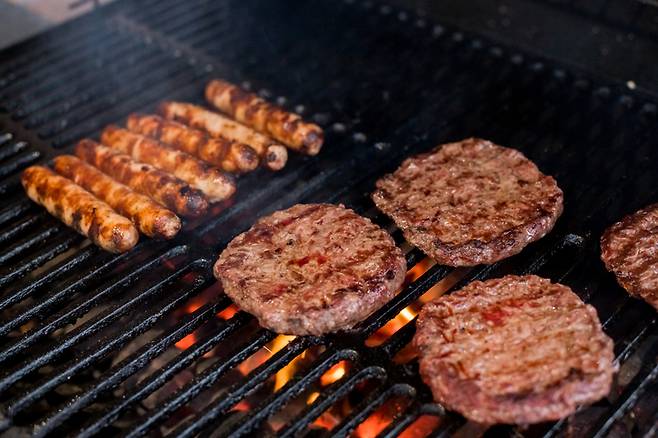 햄 소시지 등 초가공식품의 건강 위협이 여간 아니다. 초가공식품은 많은 뜻이 깃들인 '조기사망 위험'을 크게 높인다는 연구 결과가 나왔다. 탄산음료, 즉석라면, 시리얼 등도 이에 해당한다. [사진=게티이미지뱅크]