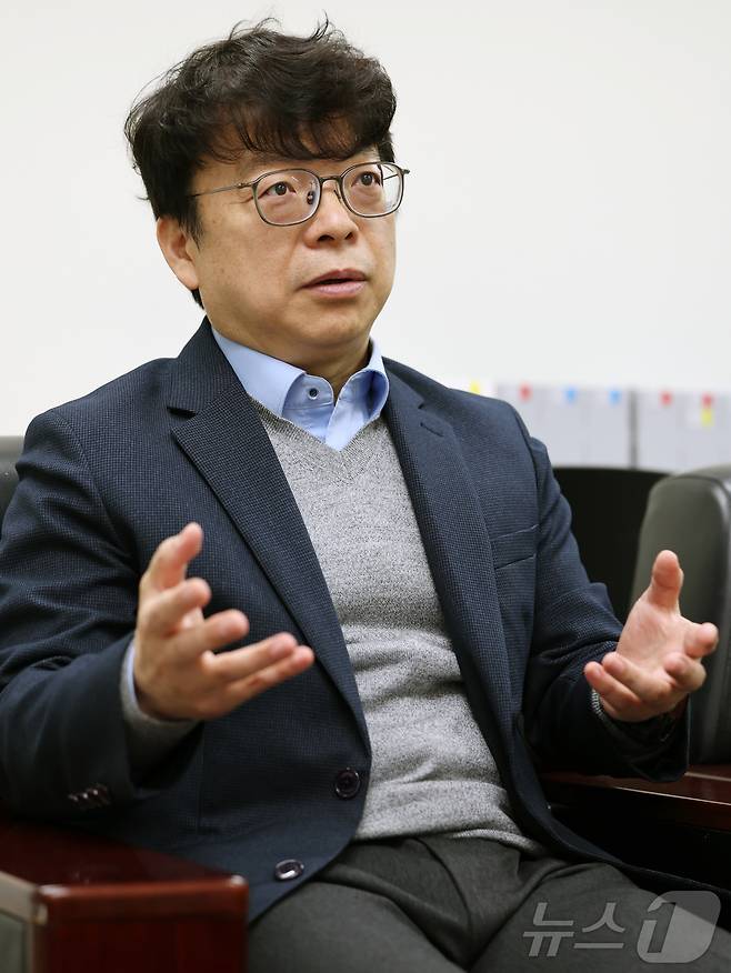 윤종빈 명지대 정치외교학과 교수가 25일 서울 서대문구 명지대학교 인문캠퍼스에서 뉴스1 대선 기획 ‘3040, 차기 정부에 바란다’ 인터뷰를 하고 있다. 2025.4.25/뉴스1 ⓒ News1 황기선 기자