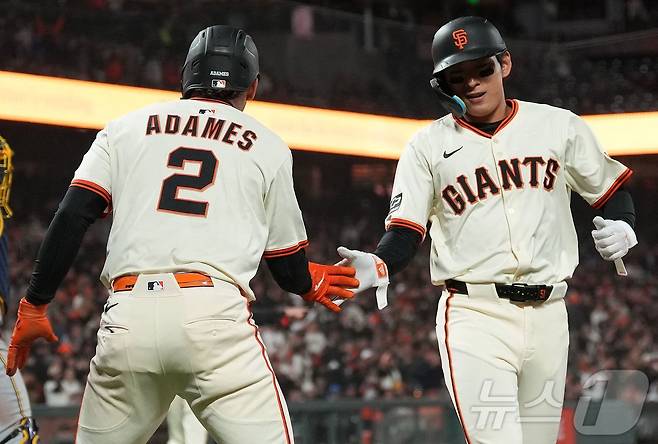 이정후(오른쪽)의 소속팀 샌프란시스코 자이언츠는 19승 10패로 내셔널리그 서부지구 선두에 올라 있다. ⓒ AFP=뉴스1