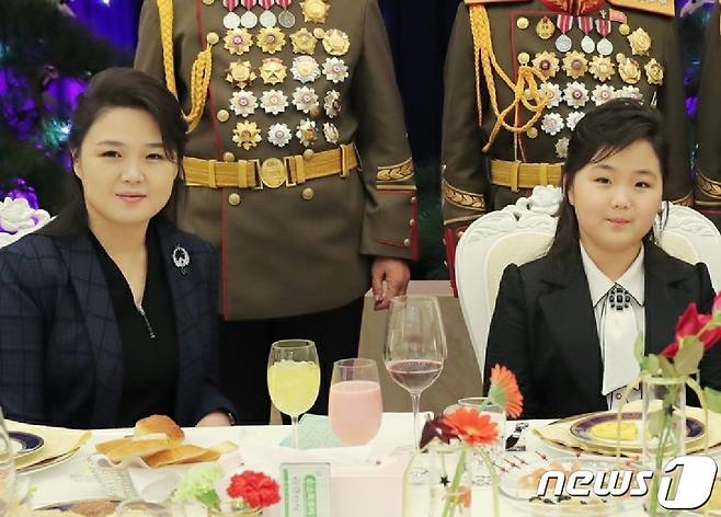 (평양 노동신문=뉴스1) = 지난 2023년 2월 주애가 어머니 리설주 여사와 함께 조선인민군 창건(건군절) 75돌 기념연회에 참석한 모습. [국내에서만 사용가능. 재배포 금지. DB 금지. For Use Only in the Republic of Korea. Redistribution Prohibited] rodongphoto@news1.kr