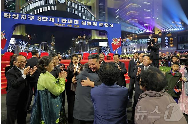 (평양 노동신문=뉴스1) = 김정은 북한 노동당 총비서와 딸 주애가 지난 15일 화성지구 1만 세대 살림집 준공식에 참석한 모습. [국내에서만 사용가능. 재배포 금지. DB 금지. For Use Only in the Republic of Korea. Redistribution Prohibited] rodongphoto@news1.kr