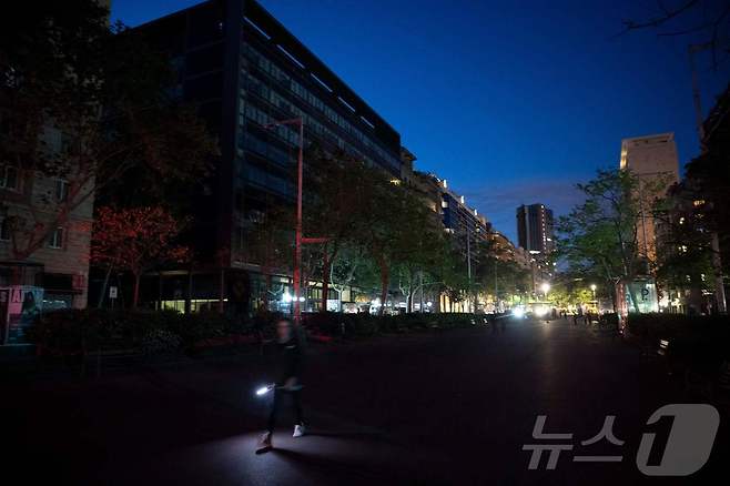 28일(현지시간) 스페인과 포르투갈 전역에 대규모 정전이 발생한 가운데 바르셀로나 거리가 불빛 없이 어둠에 싸인 모습. 25.04.28 ⓒ AFP=뉴스1 ⓒ News1 김예슬 기자