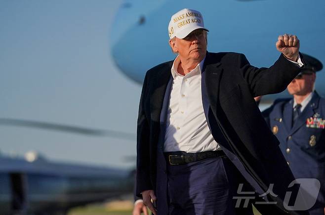 도널드 트럼프 미국 대통령이 지난 27일(현지시간) 메릴랜드주 앤드루스 공군기지에 착륙한 대통령 전용기에서 내려 주먹을 쥐어 보이고 있다. ⓒ 로이터=뉴스1 ⓒ News1 류정민 특파원