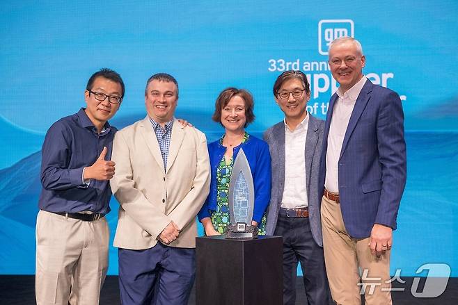 8일(현지시간) 미국 애리조나주 피닉스에서 열린 제너럴모터스(GM) '2024 올해의 우수 협력사(SOY)' 시상식에서 상을 받은 HL만도 관계자들이 기념 사진을 촬영한 모습(HL만도 제공). 2025.04.08.