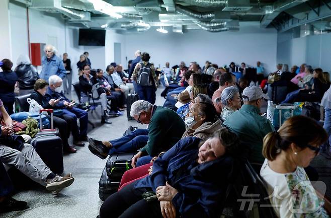 이베리아 반도에 대규모 정전이 발생한 28일(현지시간) 스페인 마드리드 아토차 기차역 대합실에서 시민들이 밤을 보낼 준비를 하고 있다. ⓒ AFP=뉴스1