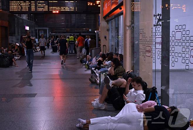 이베리아 반도에 대규모 정전이 발생한 28일(현지시간) 스페인 발렌시아 코르도바 역에서 시민들이 밤을 보낼 준비를 하고 있다. ⓒ AFP=뉴스1