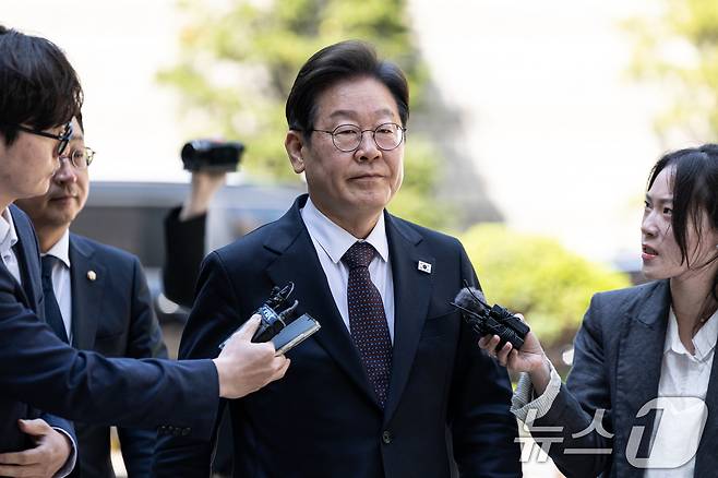 이재명 더불어민주당 대선 후보가 29일 오전 서울 서초구 서울중앙지방법원에서 열린 '대장동 배임 및 성남FC 뇌물' 1심 속행 공판에 출석하고 있다. 2025.4.29/뉴스1 ⓒ News1 이승배 기자