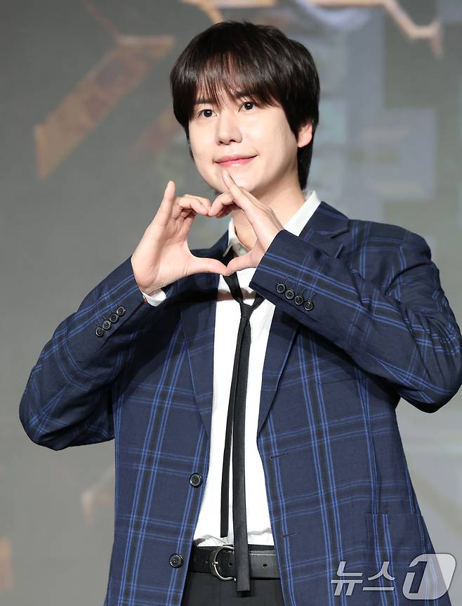 슈퍼주니어 규현이 29일 서울 마포구 호텔 나루 서울 엠갤러리에서 열린 넷플릭스 ‘데블스 플랜: 데스룸’ 제작발표회에 참석해 포즈를 취하고 있다. ‘데블스 플랜’은 다양한 직업군의 플레이어가 7일간 합숙하며 최고의 브레인을 가리는 두뇌 서바이벌 게임 프로그램이다. 2025.4.29/뉴스1 ⓒ News1 권현진 기자