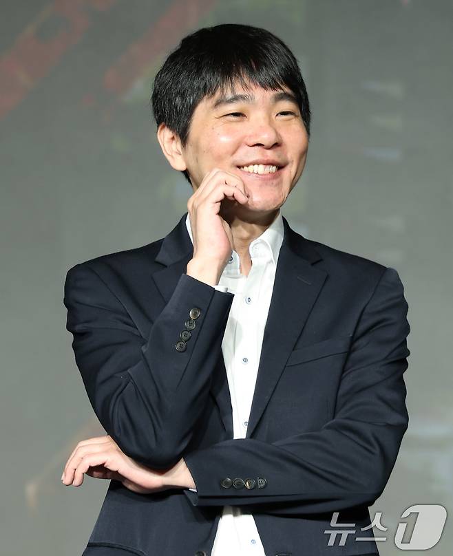 전 바둑기사 이세돌이 29일 서울 마포구 호텔 나루 서울 엠갤러리에서 열린 넷플릭스 ‘데블스 플랜: 데스룸’ 제작발표회에 참석해 포즈를 취하고 있다. ‘데블스 플랜’은 다양한 직업군의 플레이어가 7일간 합숙하며 최고의 브레인을 가리는 두뇌 서바이벌 게임 프로그램이다. 2025.4.29/뉴스1 ⓒ News1 권현진 기자