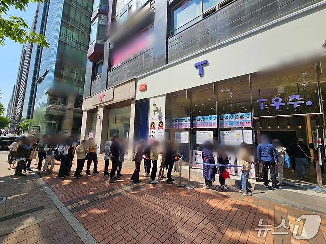 SK텔레콤이 유심 교체를 시작한 지 이틀째인 29일 서울 서초구의 한 SK텔레콤 대리점 2024.04.29./뉴스1 김정현 기자