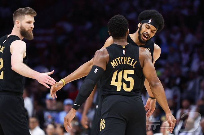 클리블랜드 캐벌리어스가 29일(한국시간) 마이애미 히트를 꺾고 2024-25 NBA 동부 콘퍼런스 플레이오프 2라운드에 올랐다.  ⓒ AFP=뉴스1