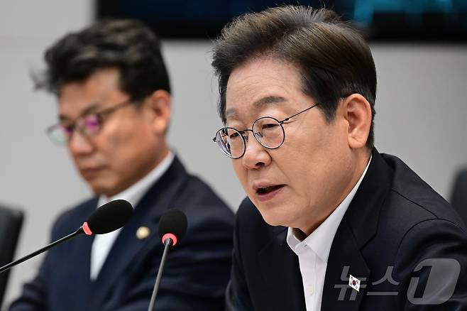 이재명 더불어민주당 대선 후보가 28일 오후 경기도 이천시 SK하이닉스 이천캠퍼스에서 열린 'K-반도체' AI메모리반도체 기업 간담회에 참석해 모두발언을 하고 있다. 2025.4.28/뉴스1 ⓒ News1 국회사진취재단