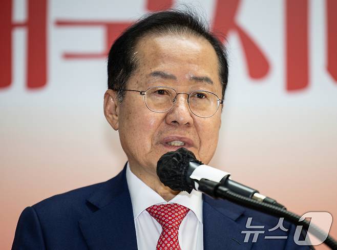 국민의힘 3차 경선에 진출하지 못한 홍준표 전 대구시장이 29일 오후 서울 여의도 자신의 캠프 사무실에서 소회를 밝히고 있다. 2025.4.29/뉴스1 ⓒ News1 이재명 기자