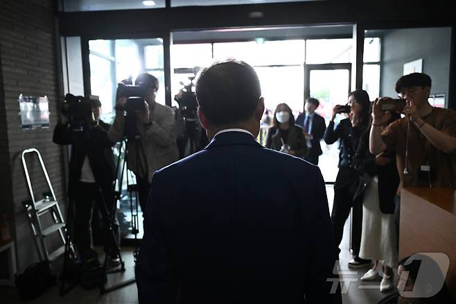 홍준표 후보가 29일 서울 여의도 국민의힘 당사에서 열린 제21대 대통령 후보자 국민의힘 3차 경선 진출자 발표 행사에서 탈락 발표가 난 후 퇴장하고 있다.2025.4.29/뉴스1 ⓒ News1 국회사진취재단