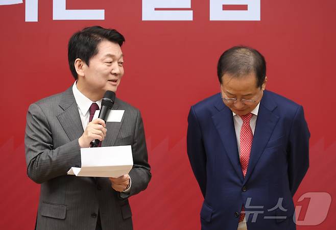 29일 서울 여의도 국민의힘 당사에서 열린 제21대 대통령 후보자 국민의힘 3차 경선 진출자 발표 행사에서 진출에 실패한 안철수 후보가 소감을 밝히고 있다. 오른쪽은 홍준표 후보.2025.4.29/뉴스1 ⓒ News1 국회사진취재단