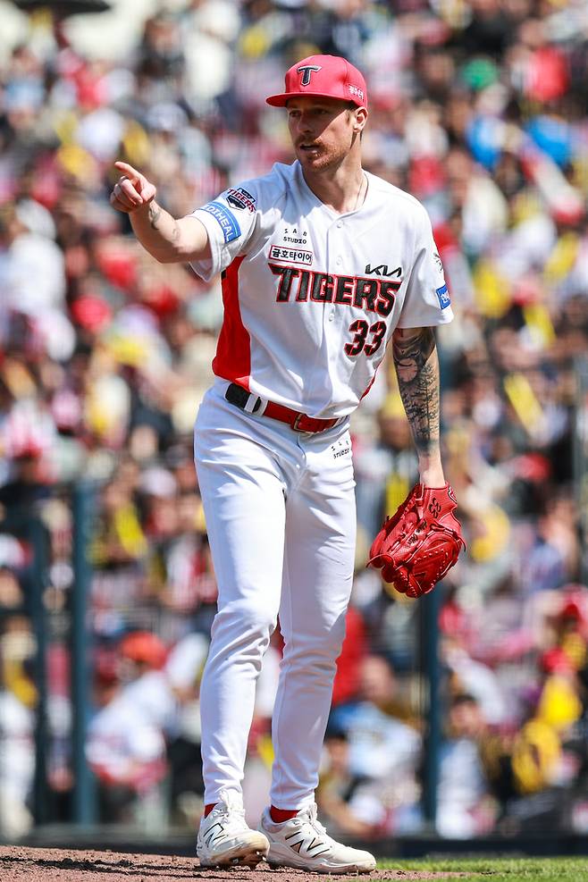 KIA 선발 올러가 26일 광주-기아 챔피언스 필드에서 열린 2025 KBO리그 LG전에서 호수비를 선보인 야수를 가리키며 고마움을 표하고 있다. 사진 | KIA 타이거즈