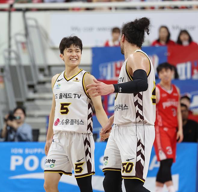 28일 울산 동천체육관에서 열린 2024-2025 KCC 프로농구 4강 플레이오프 울산 현대모비스와 창원 LG의 3차전에서 LG 양준석이 득점한 후 마레이와 기뻐하고 있다. 사진 | 연합뉴스