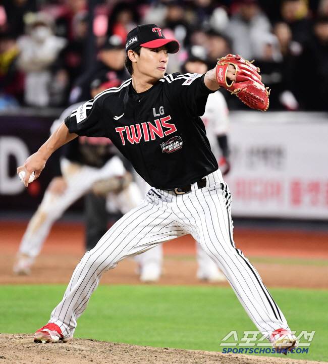 10일 수원 케이티위즈파크에서 열린 한국시리즈 3차전 KT와 LG의 경기. LG가 KT에 8대 7로 역전승을 거뒀다. 투구하고 있는 이정용. 수원=송정헌 기자 songs@sportschosun.com/2023.11.1