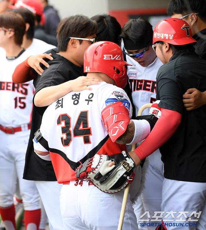 다 같이 모여 홈런 세리머니.