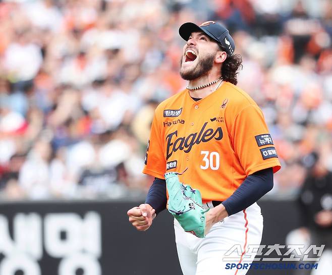 최근 22이닝 무실점 행진. KT 전 7회 투구를 마치고 포효하는 한화 폰세.