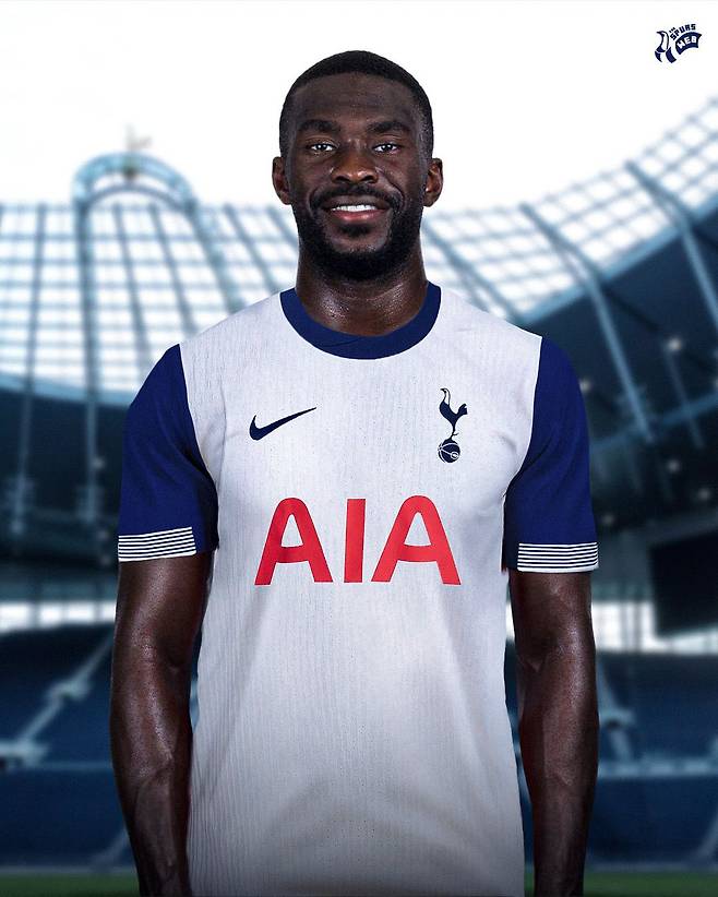 [스포츠조선 강우진 기자]토트넘이 이번 여름 이적 시장에서 이탈리아 세리에A의 명문팀 AC 밀란과 선수를 거래할 가능성이 제기된다. 대상은 토트넘의 미드필더 로드리고 벤탄쿠르와 AC 밀란의 수비수 피카요 토모리다. 양 선수의 스왑딜이 이뤄진다면 토트넘 입장에서는 수비를 더욱 보강할 수 있는 좋은 선택이 된다. 사진=SNS