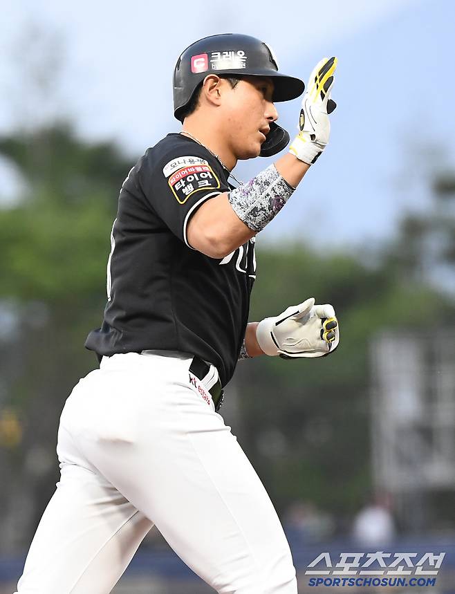 17일 광주 기아 챔피언스필드에서 열린 KT-KIA전. 2회초 무사 1루 황재균이 투런포를 친 후 환영받고 있다. 광주=정재근 기자 cjg@sportschosun.com/2025.4.17/