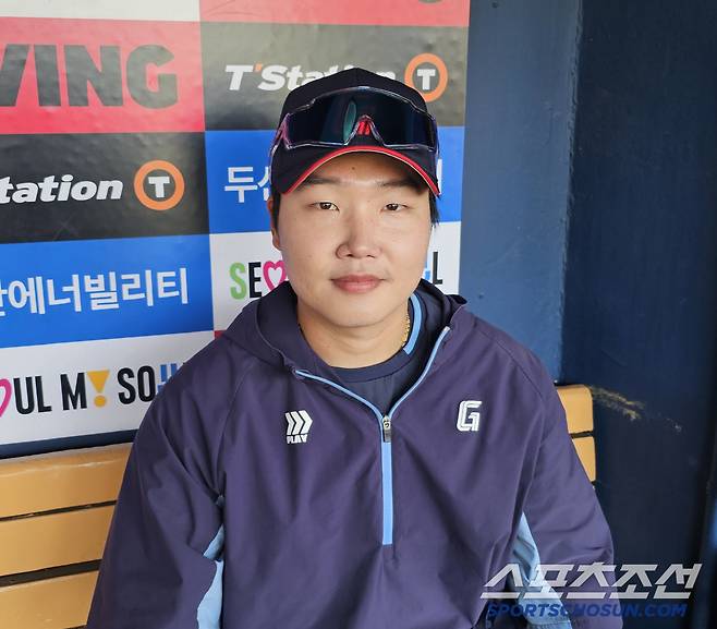 인터뷰에 임한 롯데 정보근. 김영록 기자