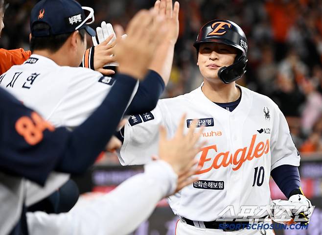 29일 대전한화생명볼파크에서 열린 LG와 한화의 경기, 4회말 한화 이진영이 동점 솔로홈런을 치고 기쁨을 나누고 있다. 대전=허상욱 기자wook@sportschosun.com/2025.04.29/