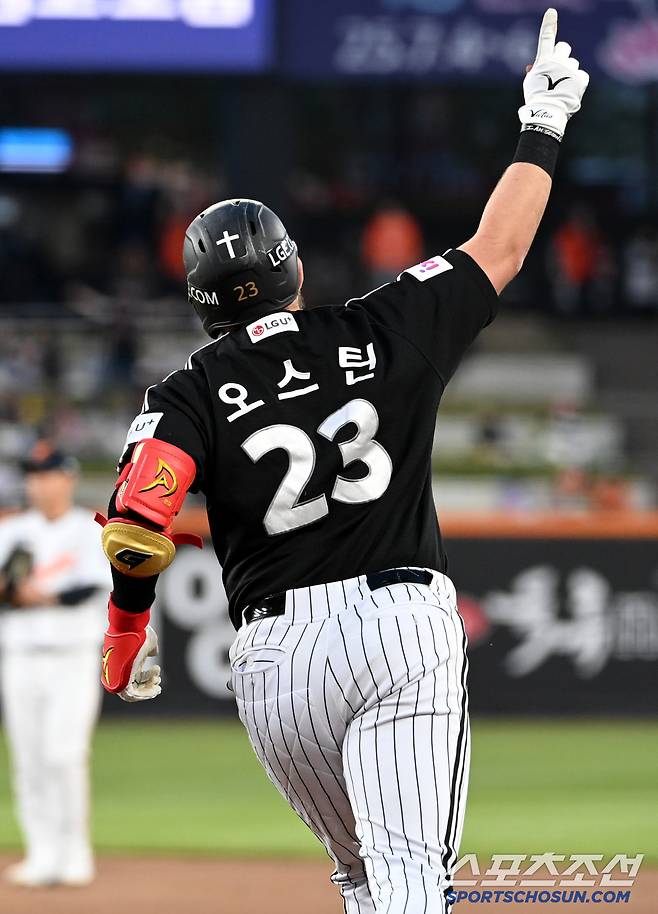 29일 대전한화생명볼파크에서 열린 LG와 한화의 경기, 3회초 2사 1루 LG 오스틴이 역전 2점홈런을 치고 질주하고 있다. 대전=허상욱 기자wook@sportschosun.com/2025.04.29/